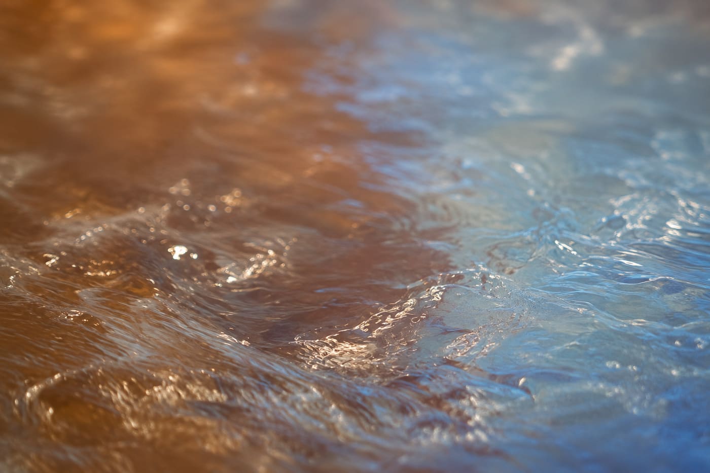 L'eau de la baignoire balnéo, or et bleu