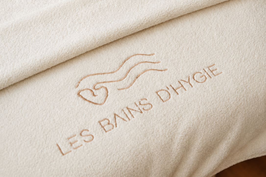 Linge brodé — Les Bains d'Hygie