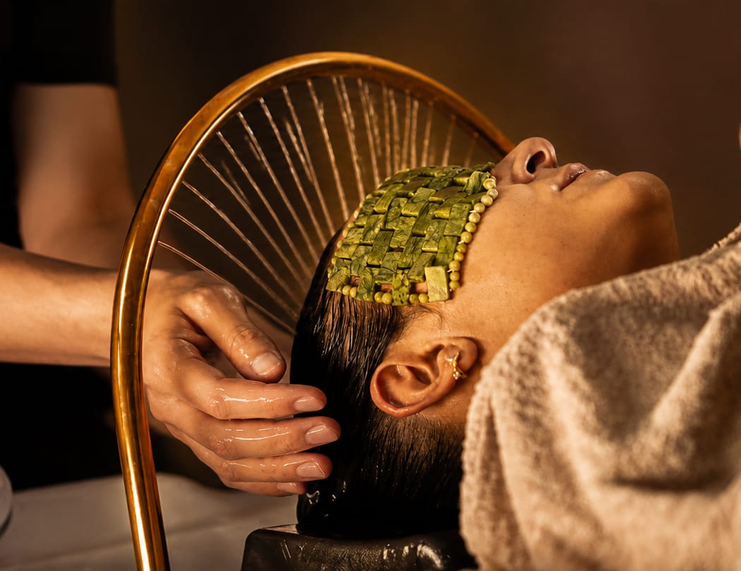 Head spa japonais aux Bains d'Hygie : rinçage sous l'arche dorée, masque de jade — rituel du cuir chevelu près de Montpellier